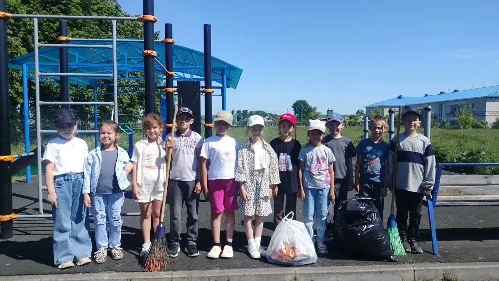 Трудовой десант в «Теремке»: отряд «Космос» навел порядок на спортплощадке
