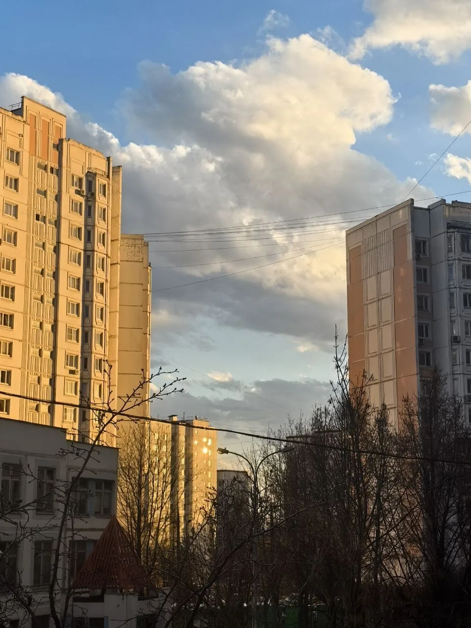 🌇Субботний теплый закат перед приближающемся похолоданием!  ❗️ В Москве на завтра объявлен «жёлтый» 