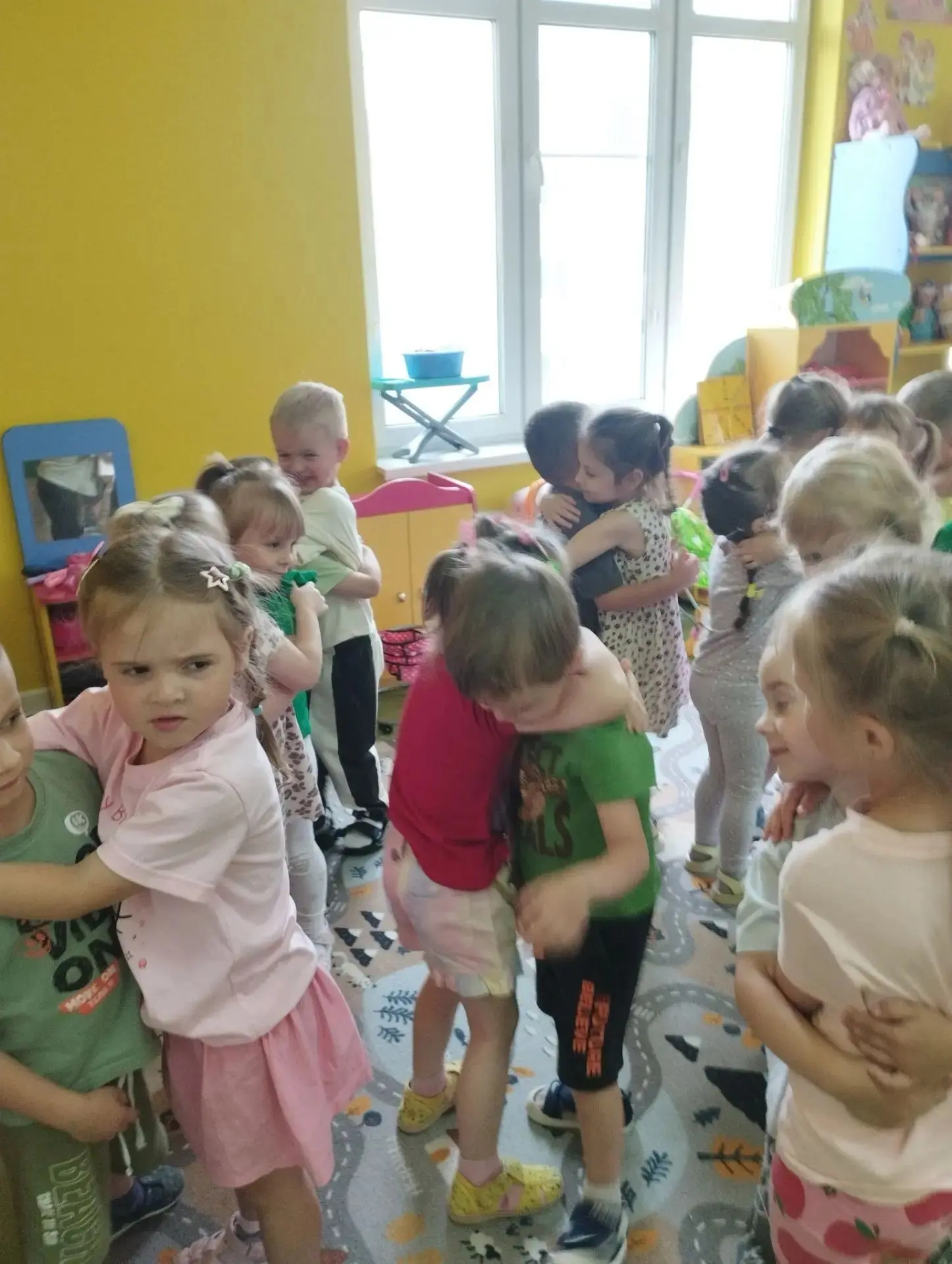 В преддверии праздника Дня Семьи,любви и верности, символом которого является полевая ромашка, дети 