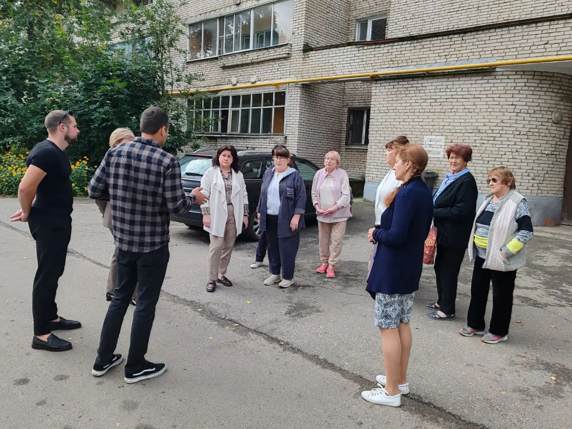 Заместитель главы городского округа Леся Шигалева провела обход дворовой территории по ...