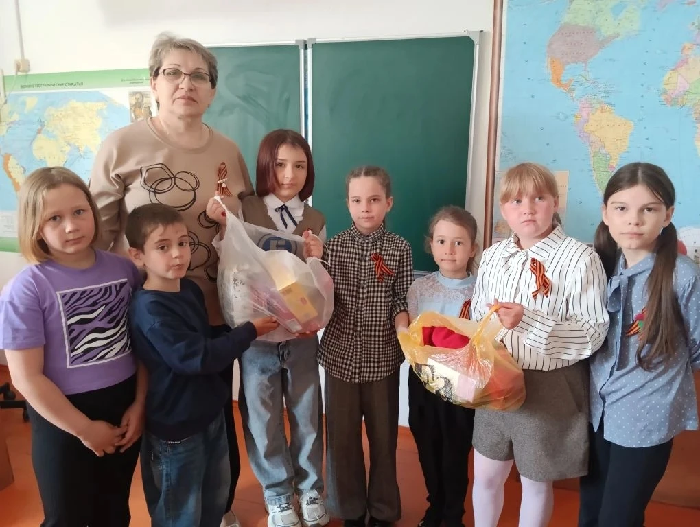 ‎🇷🇺 Маленькие сердца — большая помощь 🇷🇺 ‎ ‎Учащиеся 1 и 3 классов Полозаозерской школы вместе со св