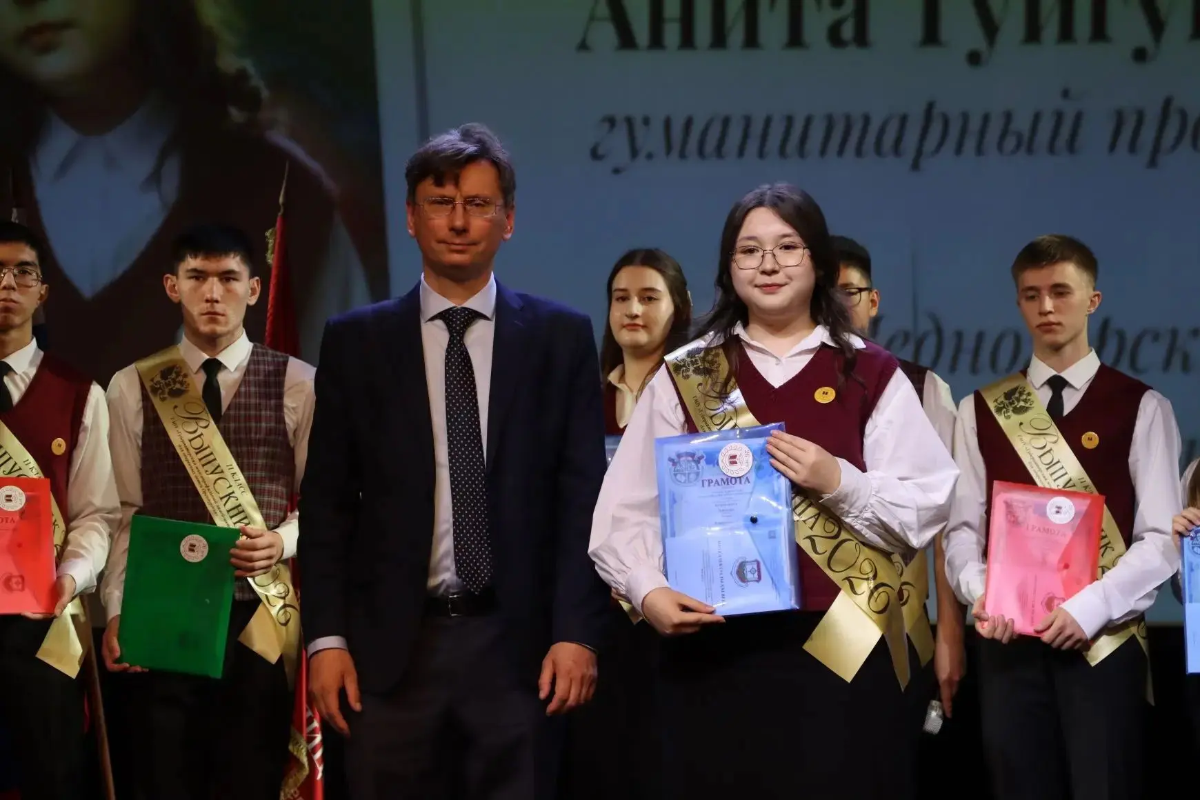 🔔 Министр образования Алексей Пахомов поздравил выпускников Губернаторского лицея с последним звонко