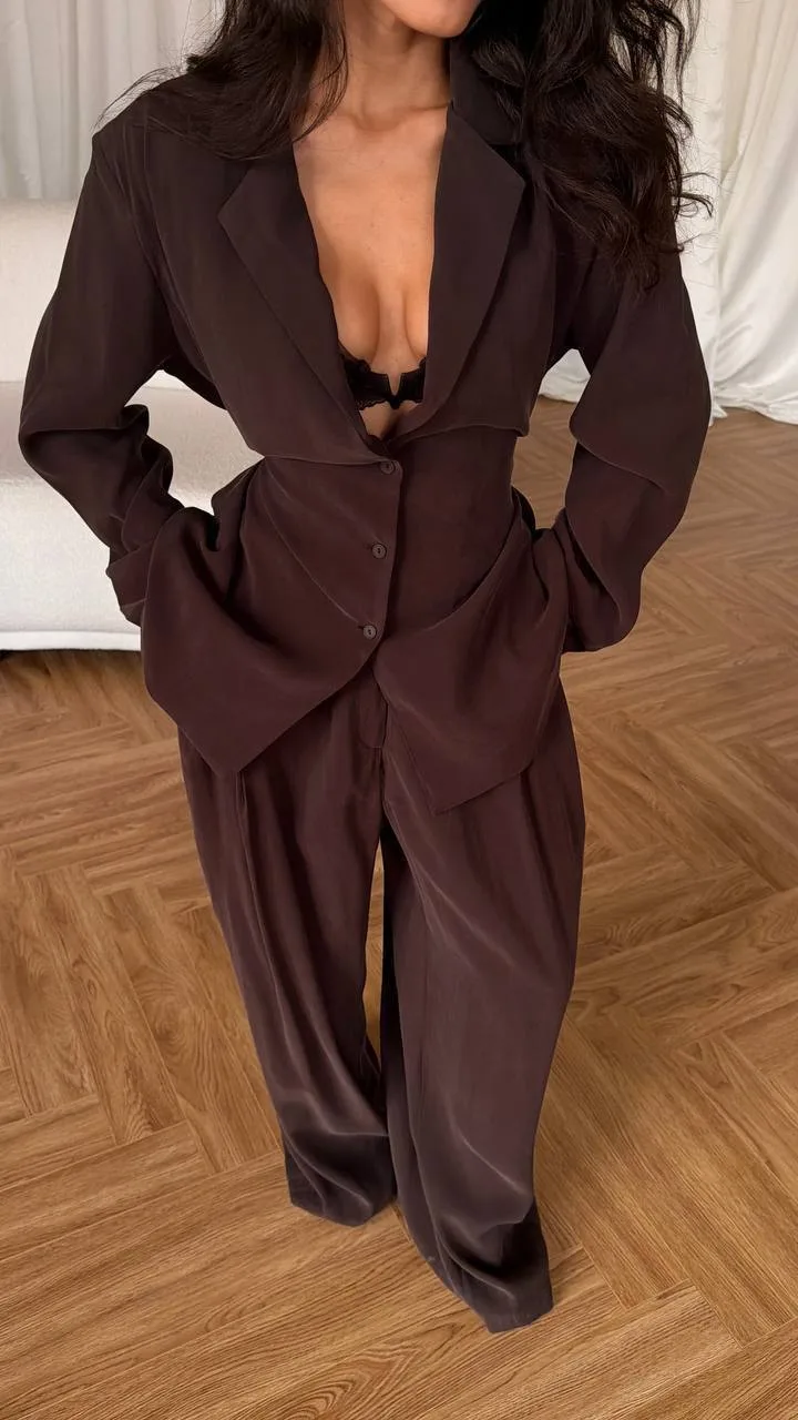 Linen Premium костюм с поясом ✨

Лёгкий льняной костюм с удлинённой рубашкой на пуговицах и свободны