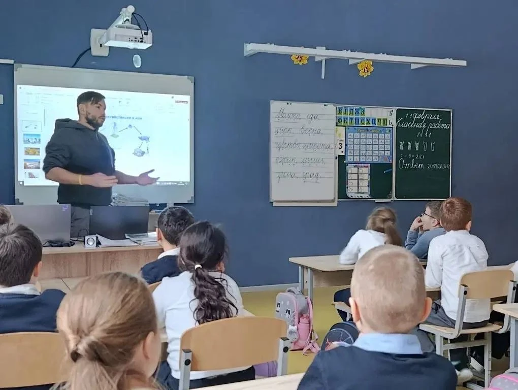 У нас в 1 к случилось настоящее научное приключение! ✨  💡12 февраля 2026 года ребята собрались на ма