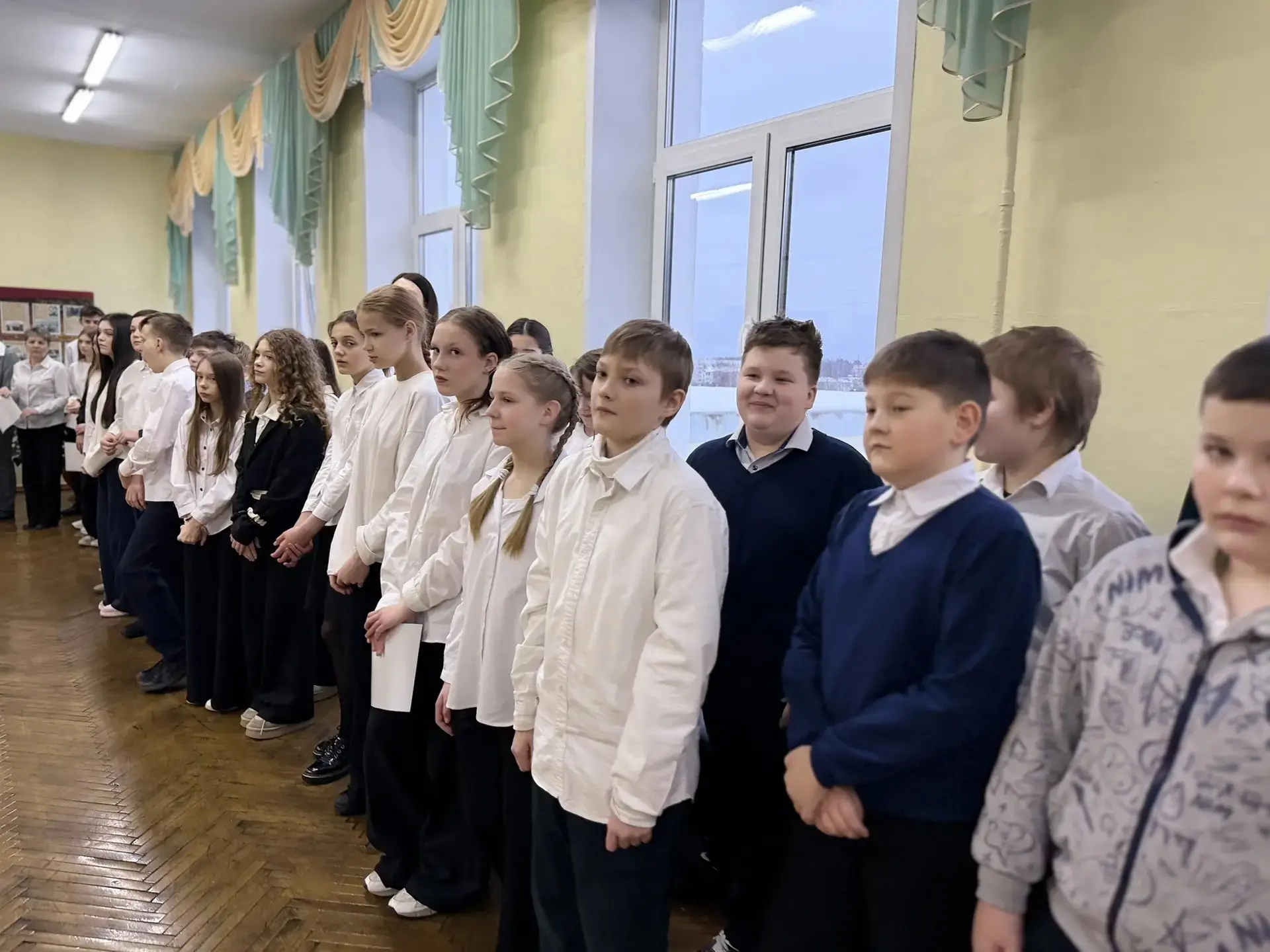 Начало новой учебной недели в нашей школе! 🏫  Сегодня, в первый день недели, состоялась традиционная