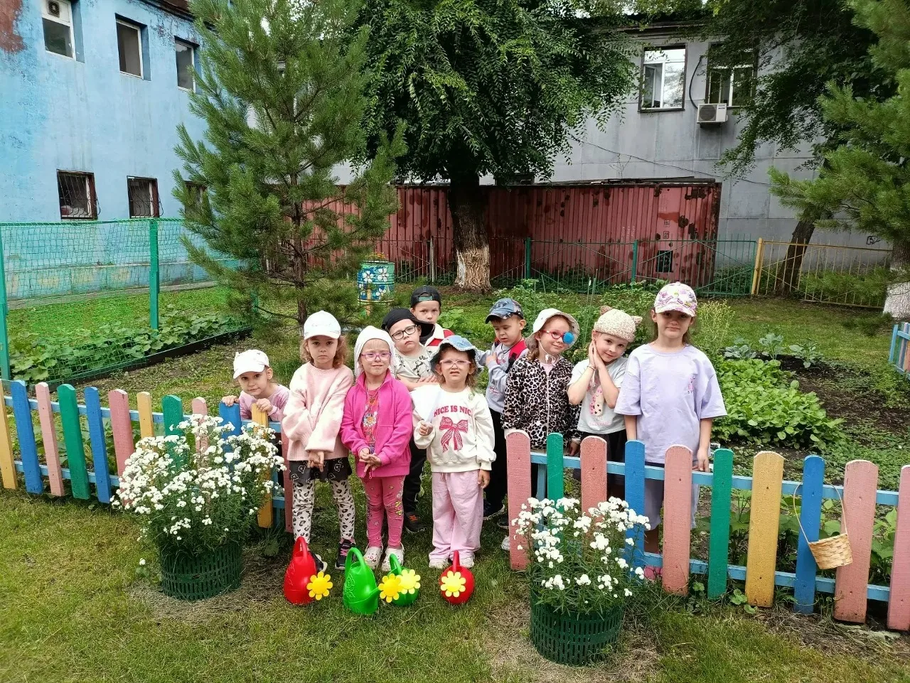 В рамках летней оздоровительной работы и экологического воспитания, воспитанники провели плановые ра