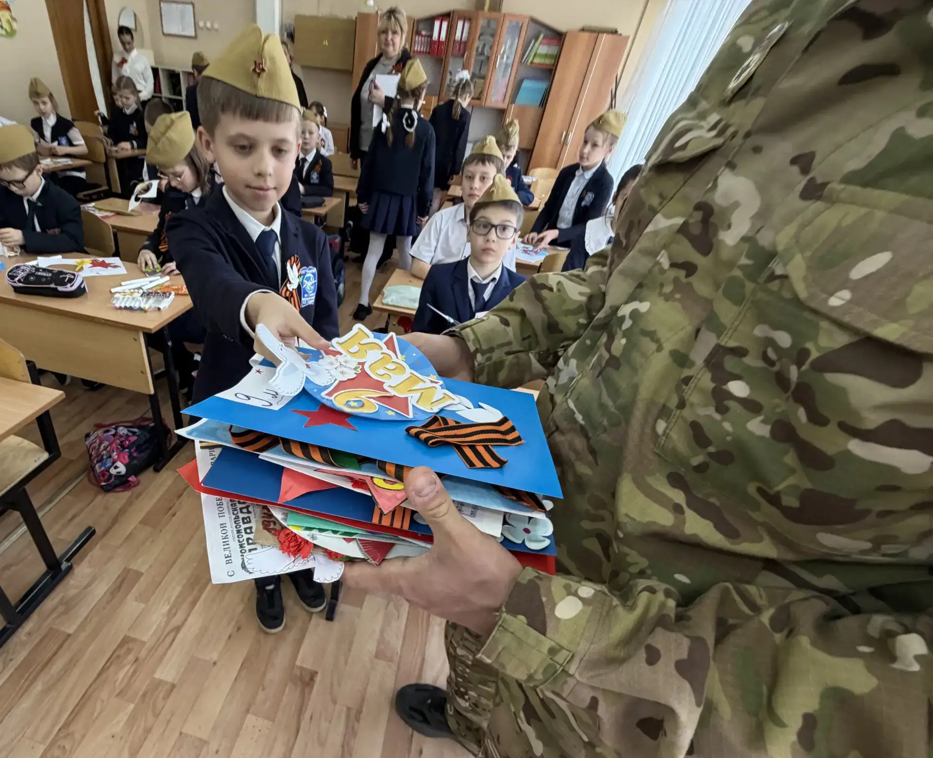 Письма и поделки участникам специальной военной операции передали школьники Люберец  🇷🇺 В лицее № 3 