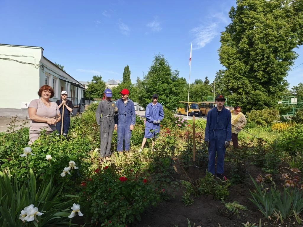 ☀️После бодрой зарядки и вкусного завтрака ребята из  трудовой бригады  пришкольного ла...