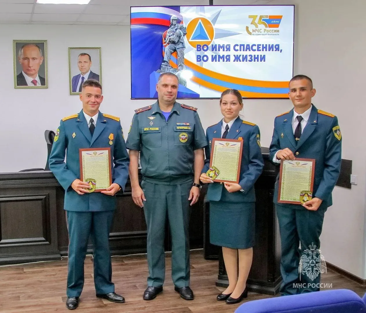 Ряды сотрудников чрезвычайного ведомства пополнились молодыми офицерами

В Главном управлении МЧС Ро