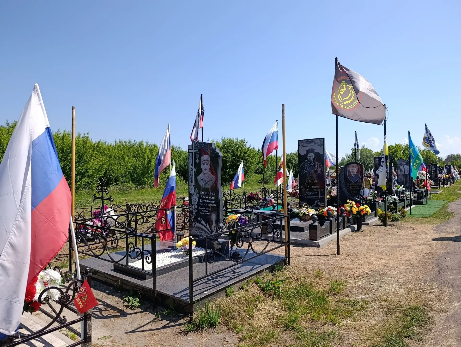 Сегодня на Калининском кладбище необычно многолюдно и шумно. Обычно здесь царит тишина,...