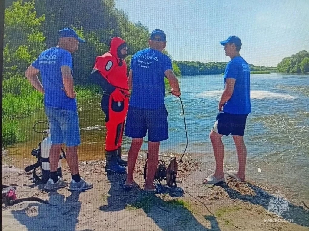 В Краснинском округе вечером 12 июня из воды подняли тело мужчины 
 
Как сообщили спасатели, на слия