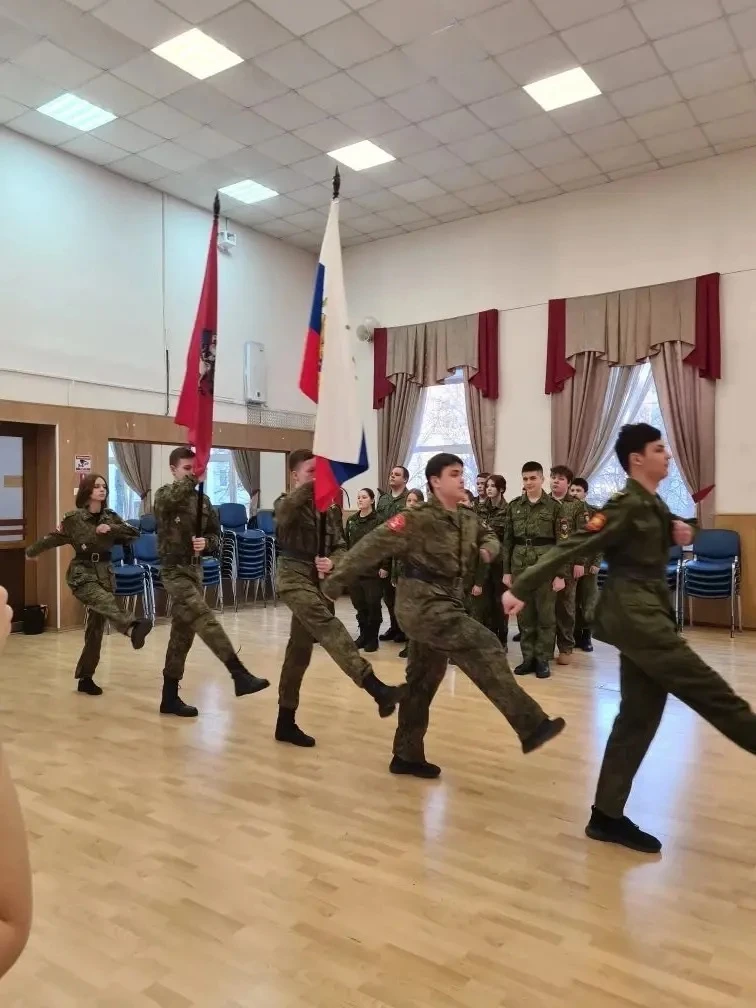 🇷🇺 Неделя в нашей школе традиционно началась с торжественной церемонии поднятия флага и исполнения г