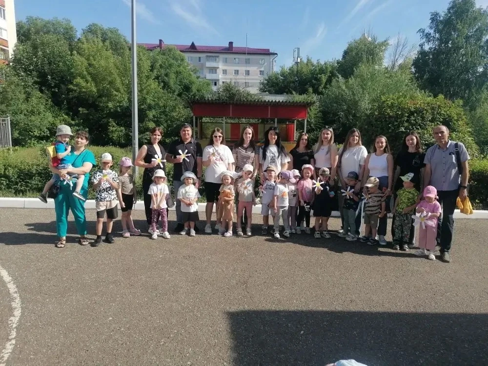 Дети 2 мл. группы Nº1 и Nº2 поздравляли своих родителей с Днем семьи, любви и верности ...
