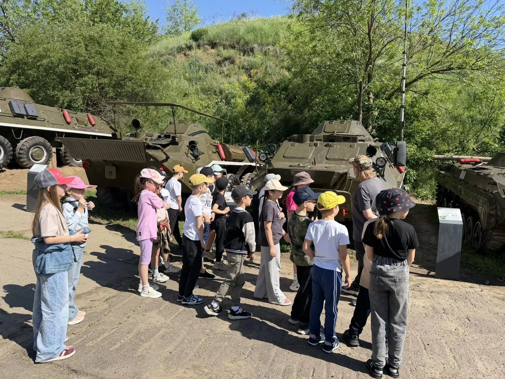 Открываем мир вокруг   В мае ученики 2 «Б» и 2 «В» классов вместе с классными руководителями Сысоенк