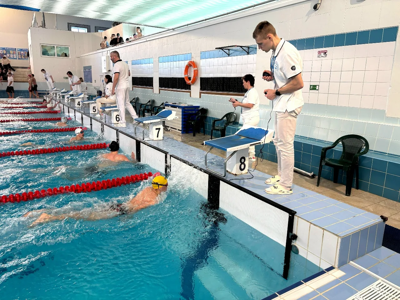 🏊‍Судья на повороте в плавании следит, чтобы спортсмены выполняли правила именно в мом...