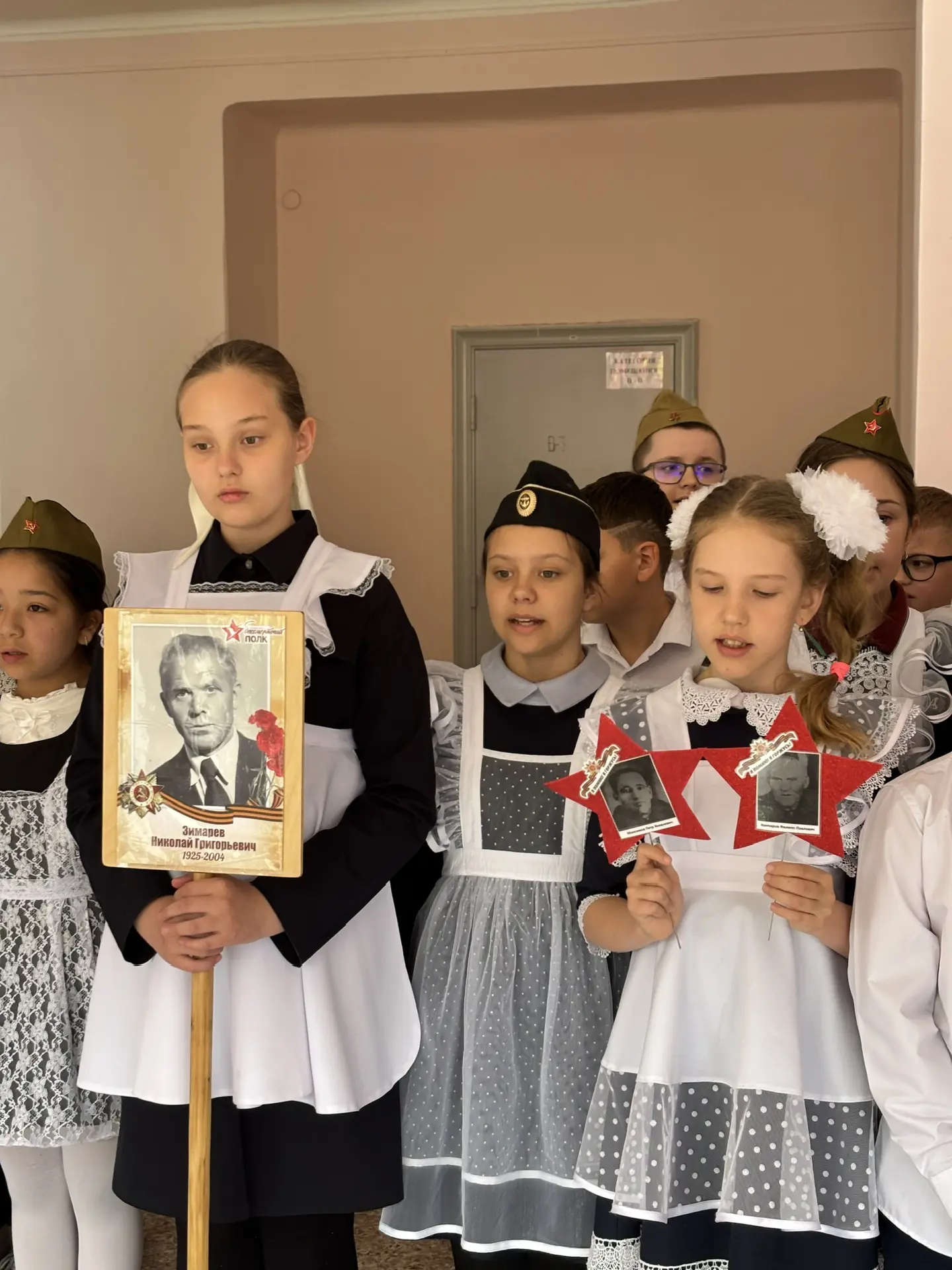Сегодня в начальной школе прошли торжественные линейки, посвящённые 9 Мая.  Строй, знамёна, стихи о 