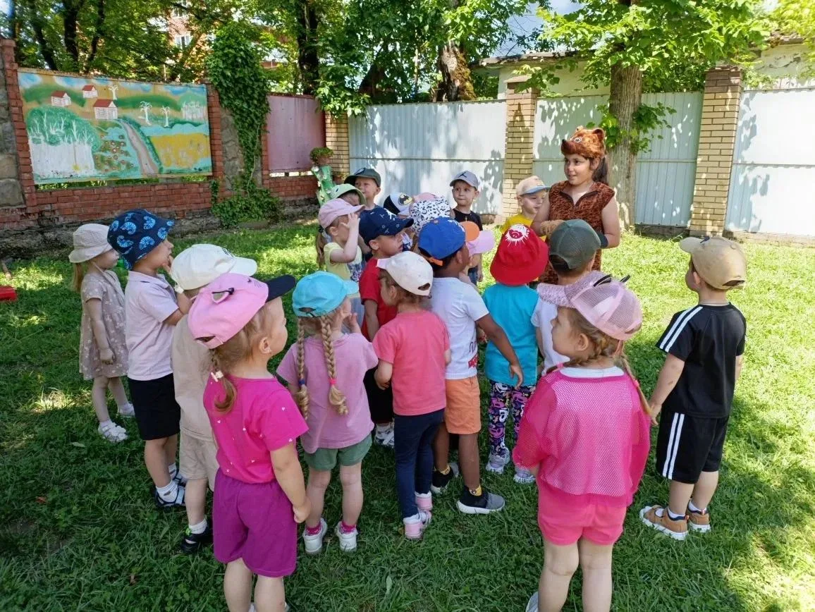 🌞 В летний солнечный денëк ребята младшей группы отправились в путешествие в лес, в гости к Мишке. 