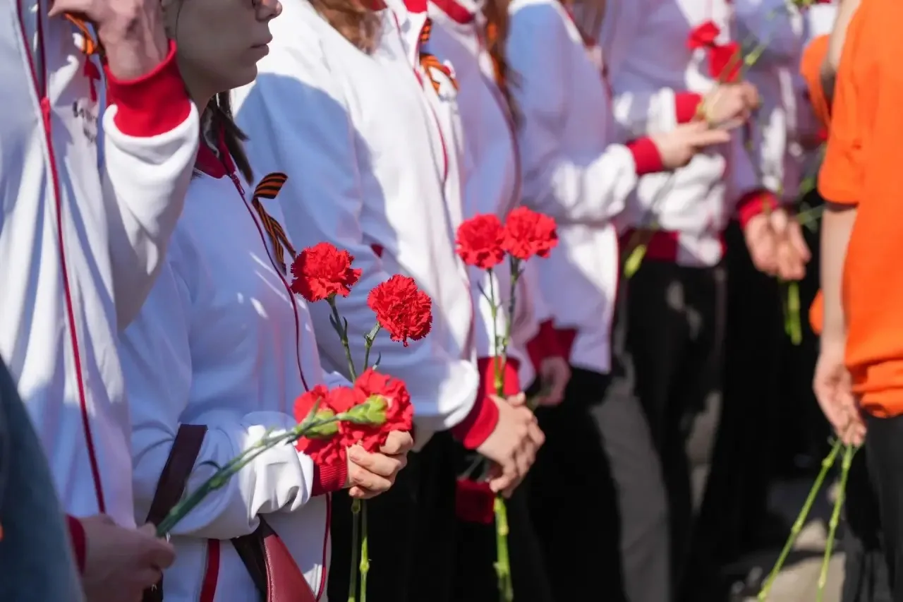 Празднование Великого Дня Победы началось с возложения цветов к Вечному огню на Площади Памяти Герое