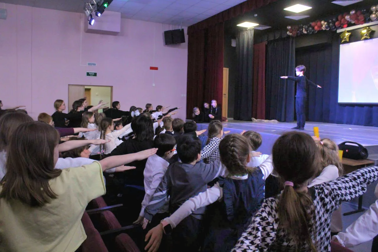 День театра в школе  🎭Театр — это не просто искусство, а важная часть воспитания. Он учит детей пони