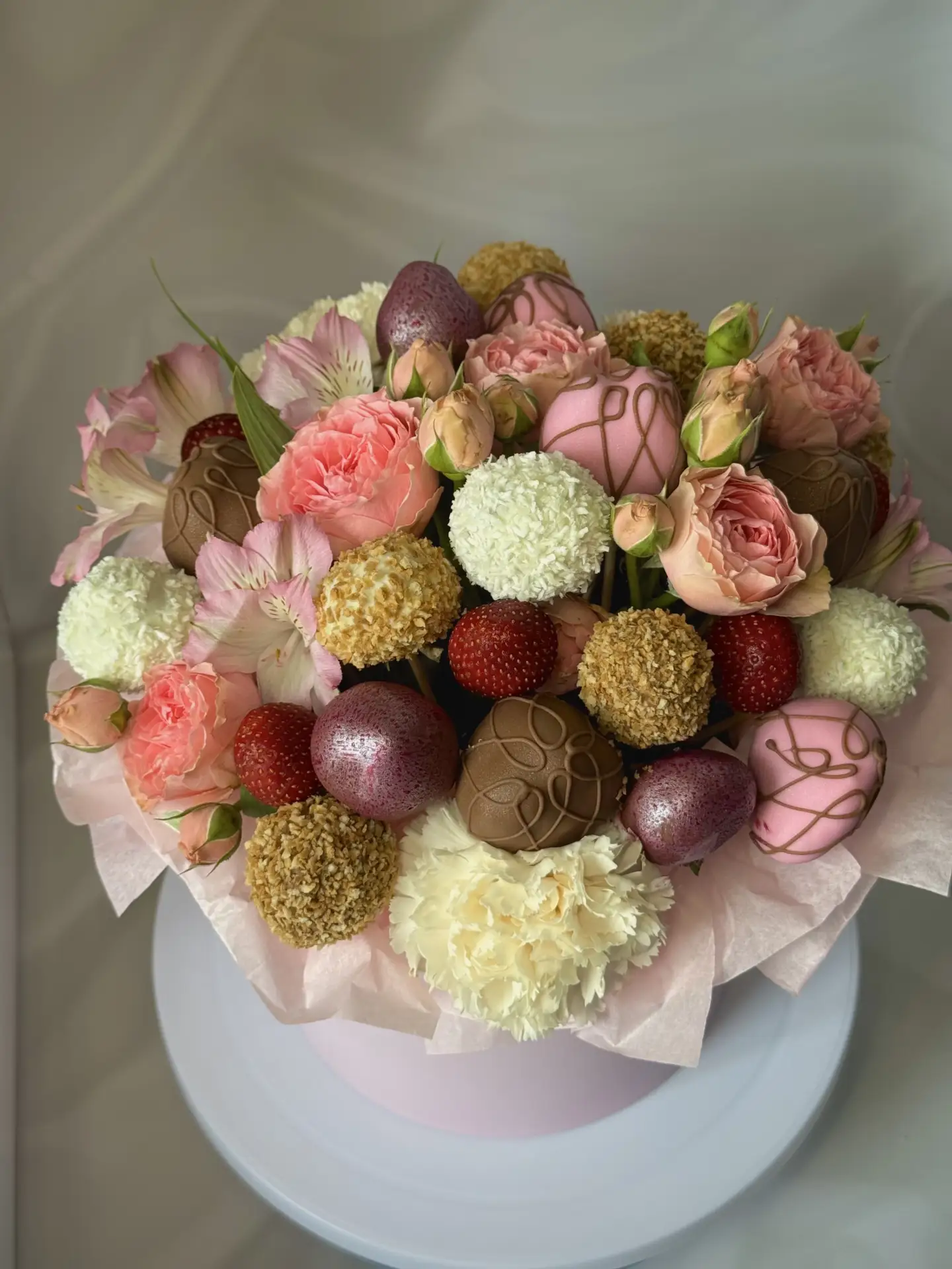 Композиция с живыми цветами и клубникой в шоколаде 😍