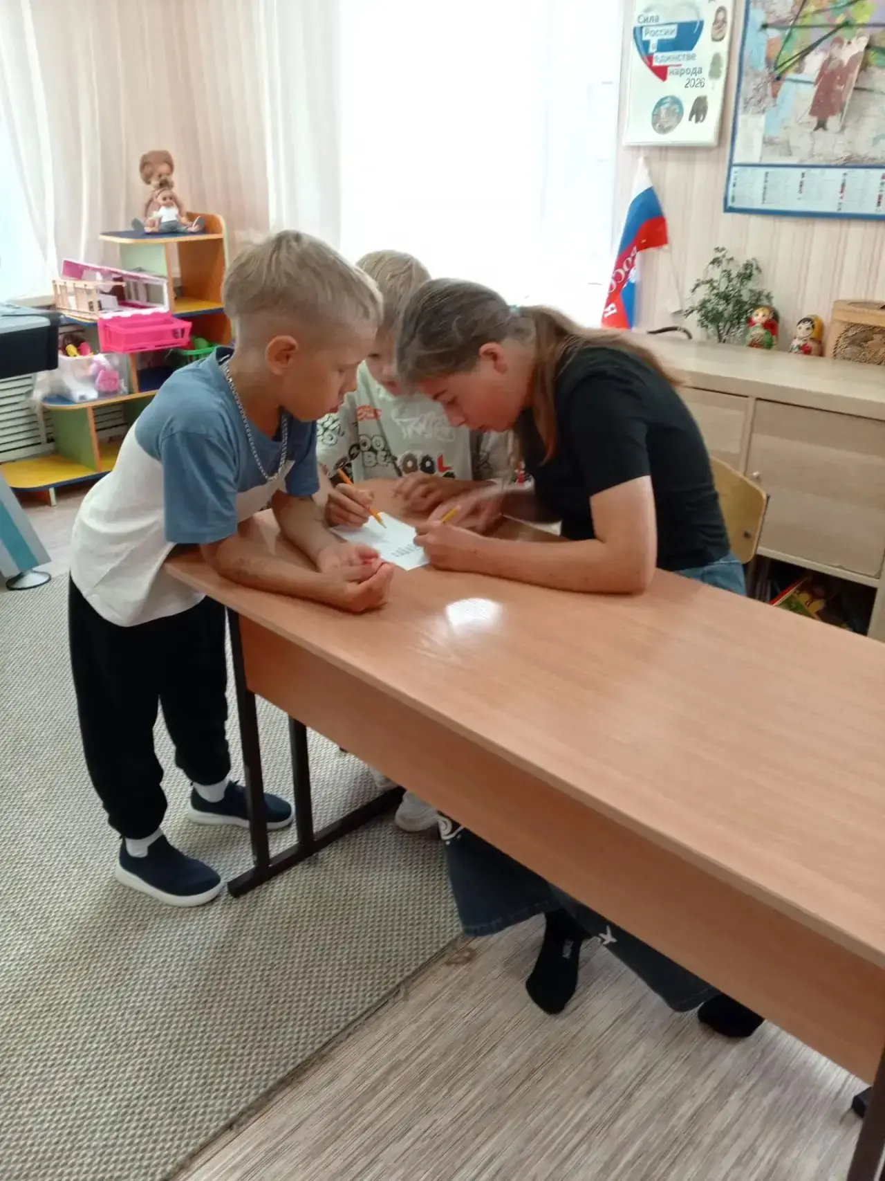 Сегодня прошла игра "Умники" и "Знайки". Соревновались две команды в вопросах на разные...