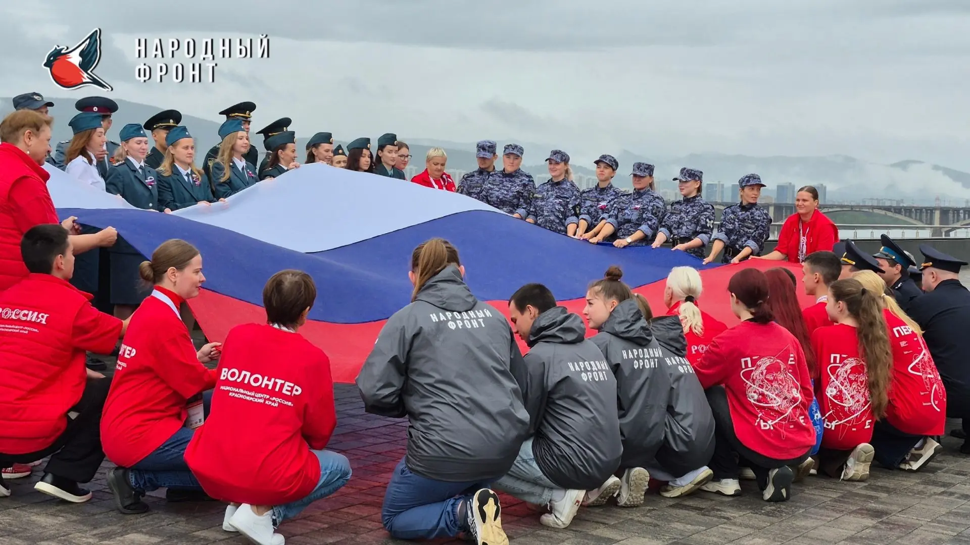 🇷🇺В День Государственного флага Российской Федерации главный символ страны был торжес...