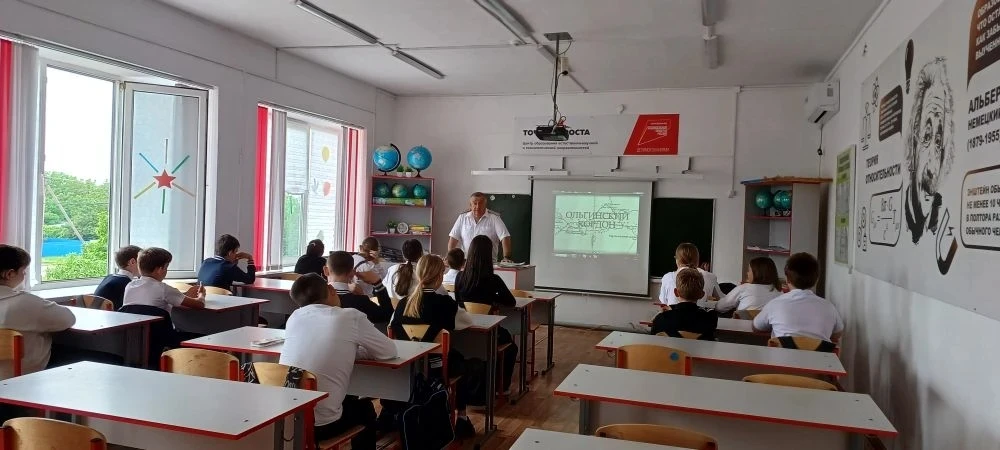Урок мужества для пятиклассников  провел казак-наставник Братко В.И.