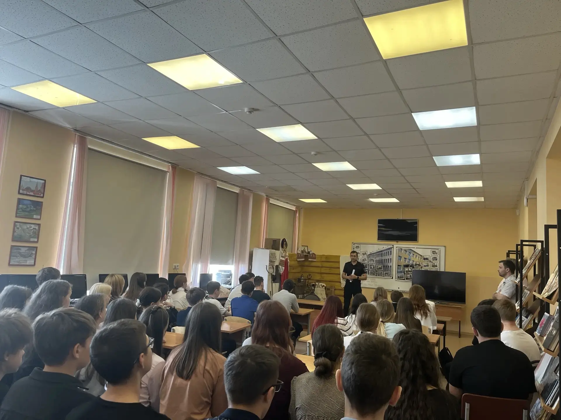 В школе прошла встреча с начальником отделения Госавтоинспекции ОМВД России "Ферзиковск...