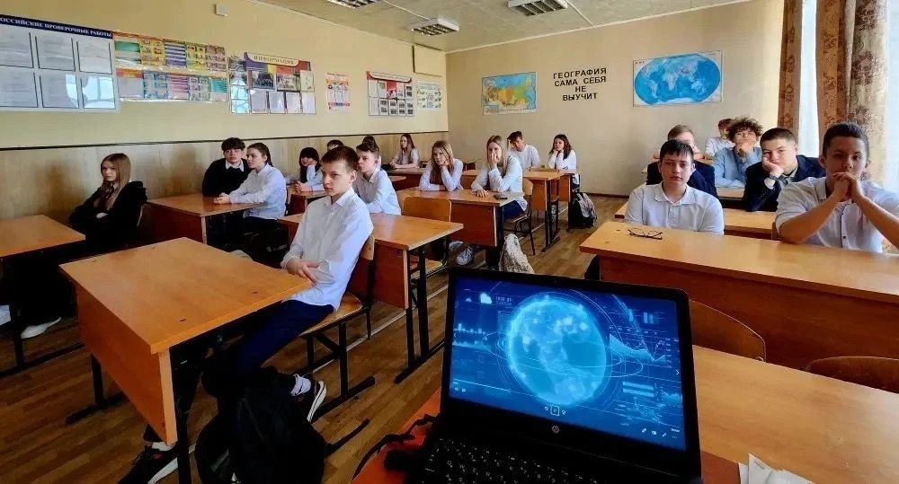 «Поехали»!- с этого легендарного слова начался первый понедельник после каникул в классах.🪐Дети вмес