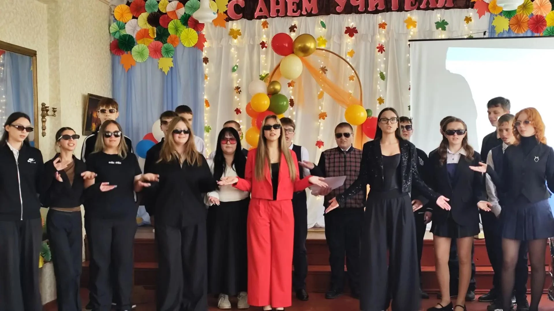 02.10.2026 в честь Дня учителя в школе прошёл яркий концерт. Ребята пели песни, танцева...