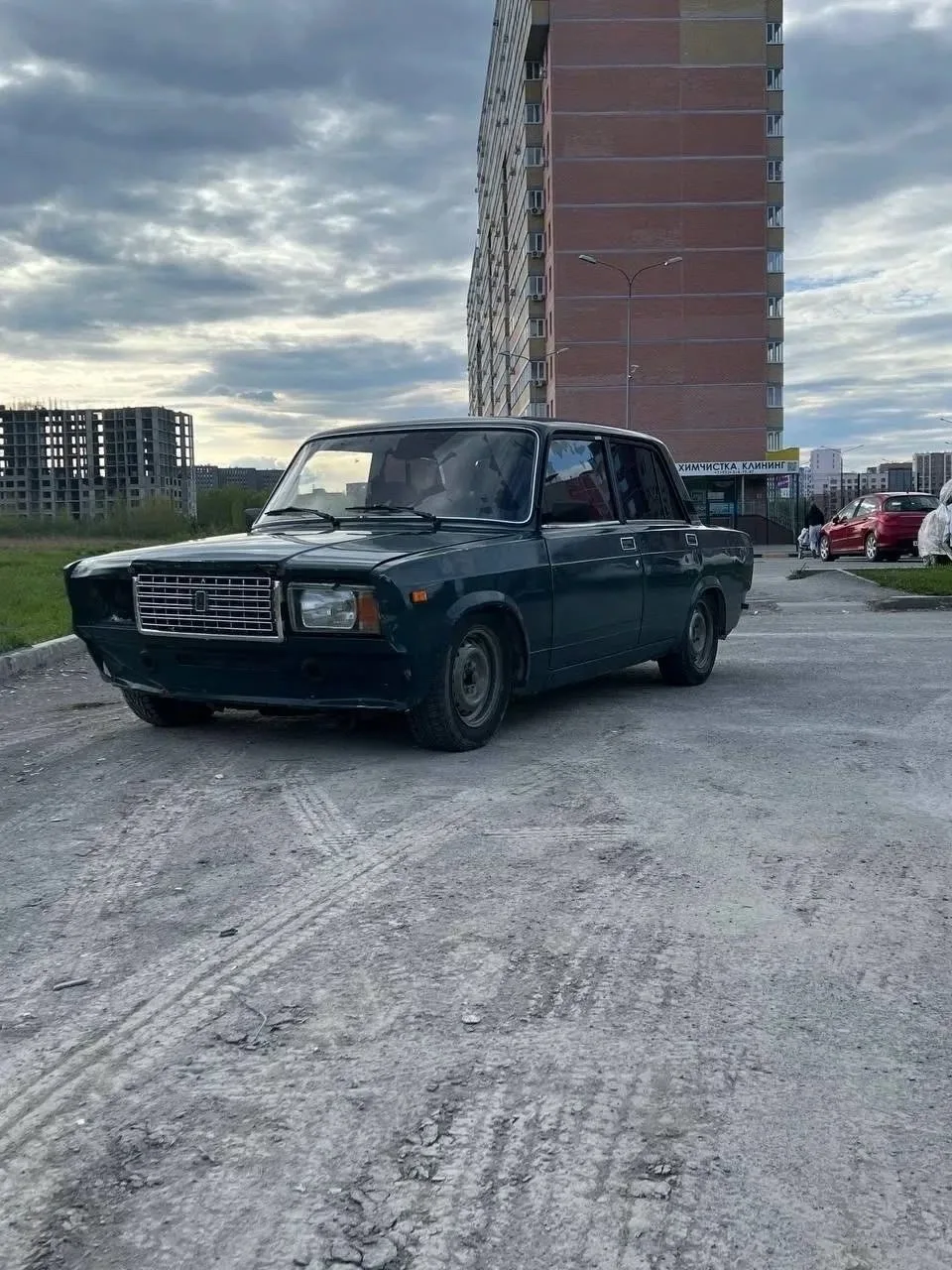 Угнали автомобиль в Тюмени, на улице Жуковского 76к1 на стоянке около монетки, молодой парень приобр