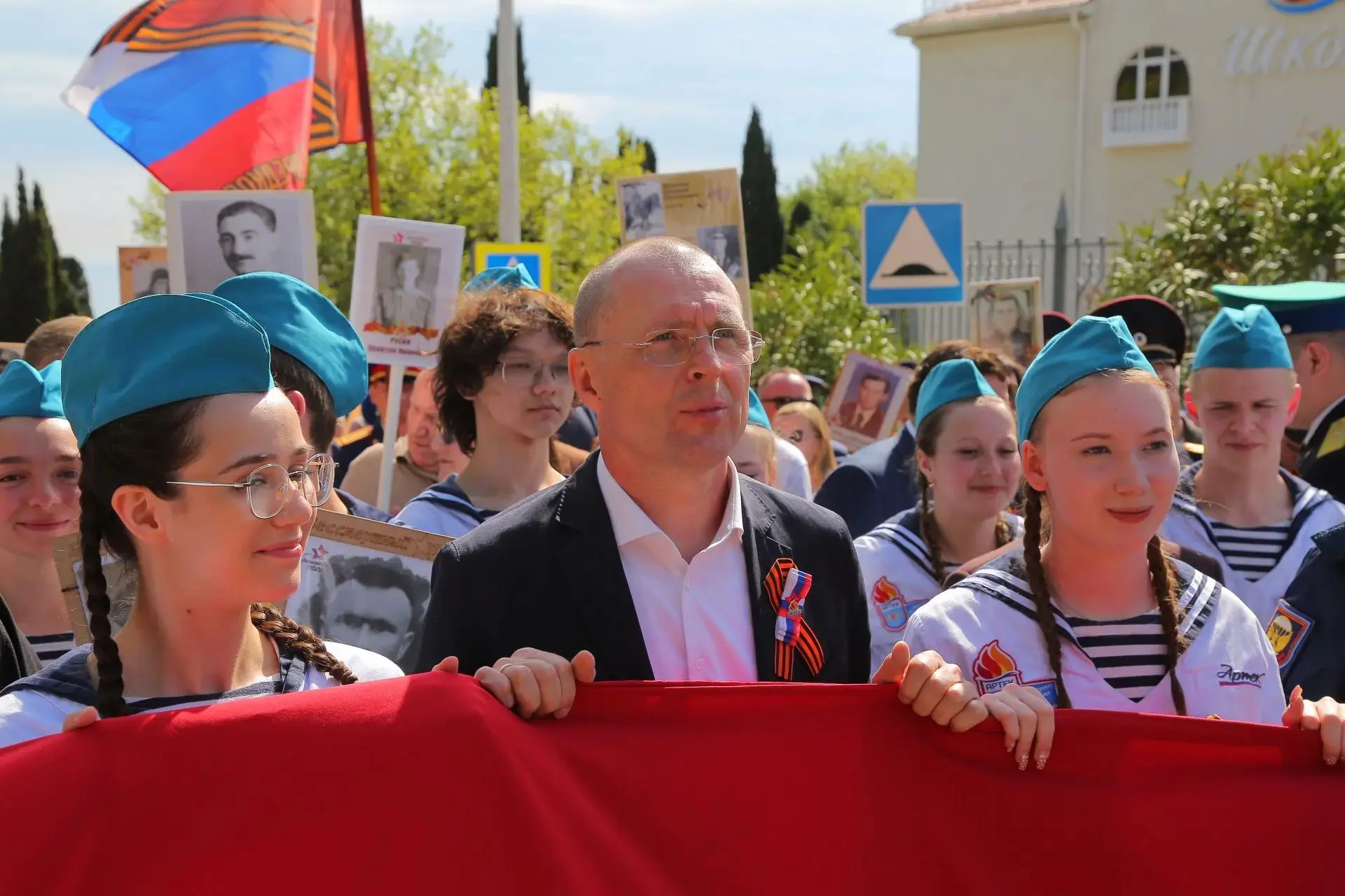 Сегодня в руках наших детей – не просто портреты, а живые символы мужества.   Каждая фотография – эт