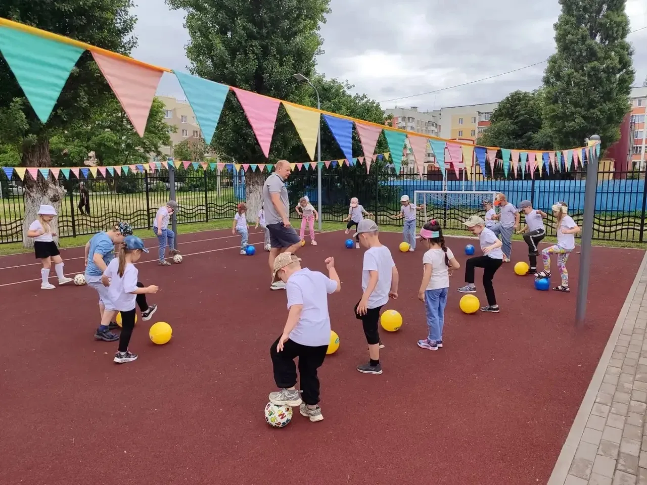 ⚽В нашем саду состоялась встреча с футбольным тренером Бобрышевым Игорем Олеговичем.

✳️ Во время ме