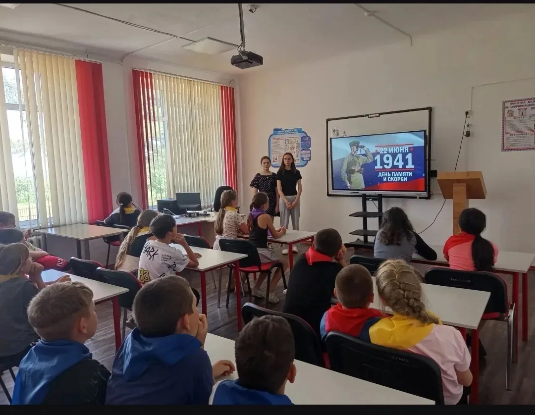 🌟 День Памяти в школьном лагере: помним и чтим 🌟

День в лагере прошёл под знаком памяти и уважени