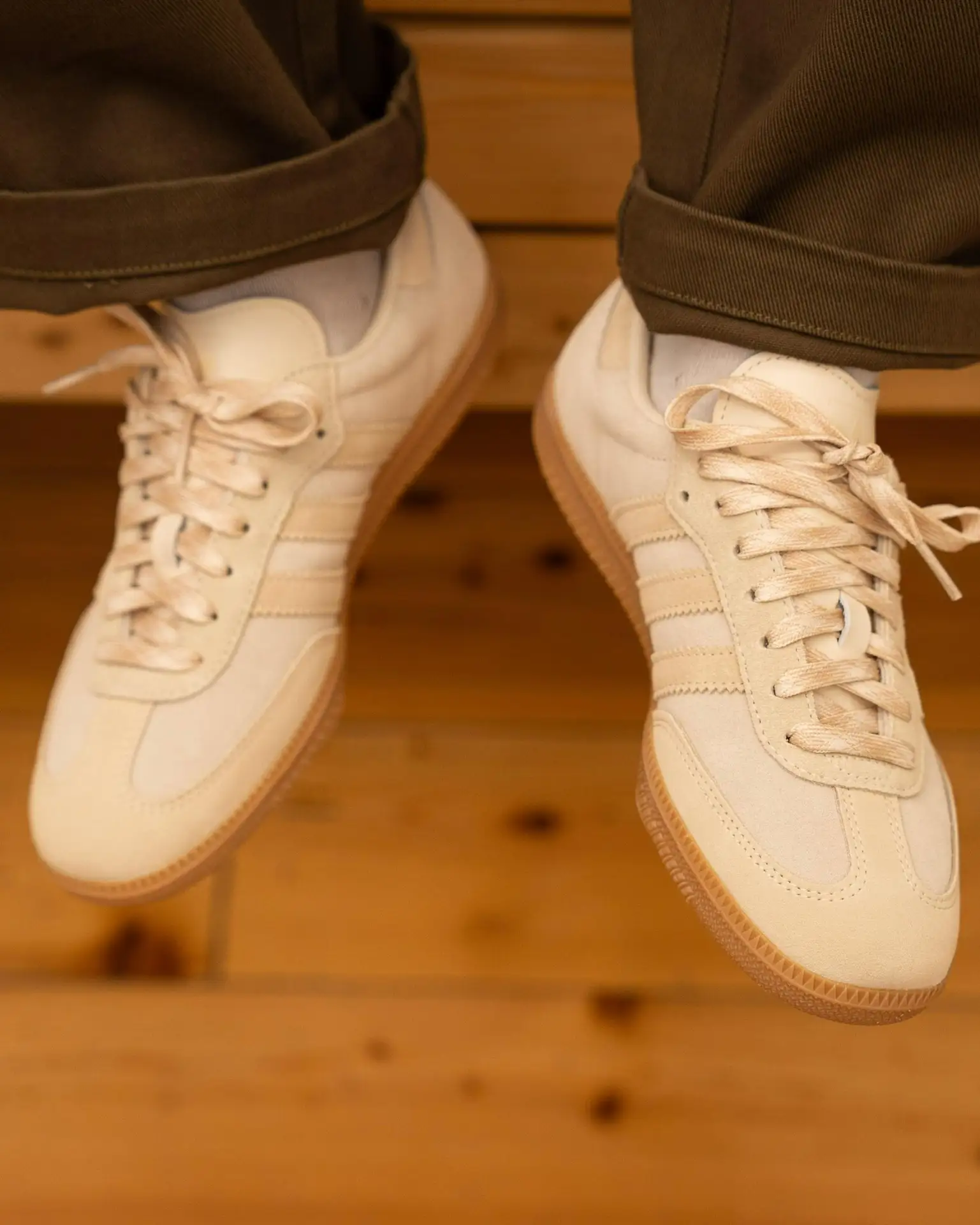 Минимум лишнего, максимум универсальности. 

adidas Samba OG легко вписывается в повседневный гардер