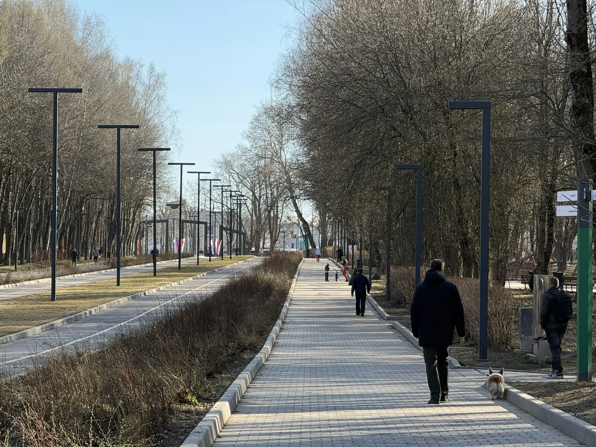 Субботнее утро начал с проверки парков и скверов города. Первая точка — пляж у Реадовского озера. В 