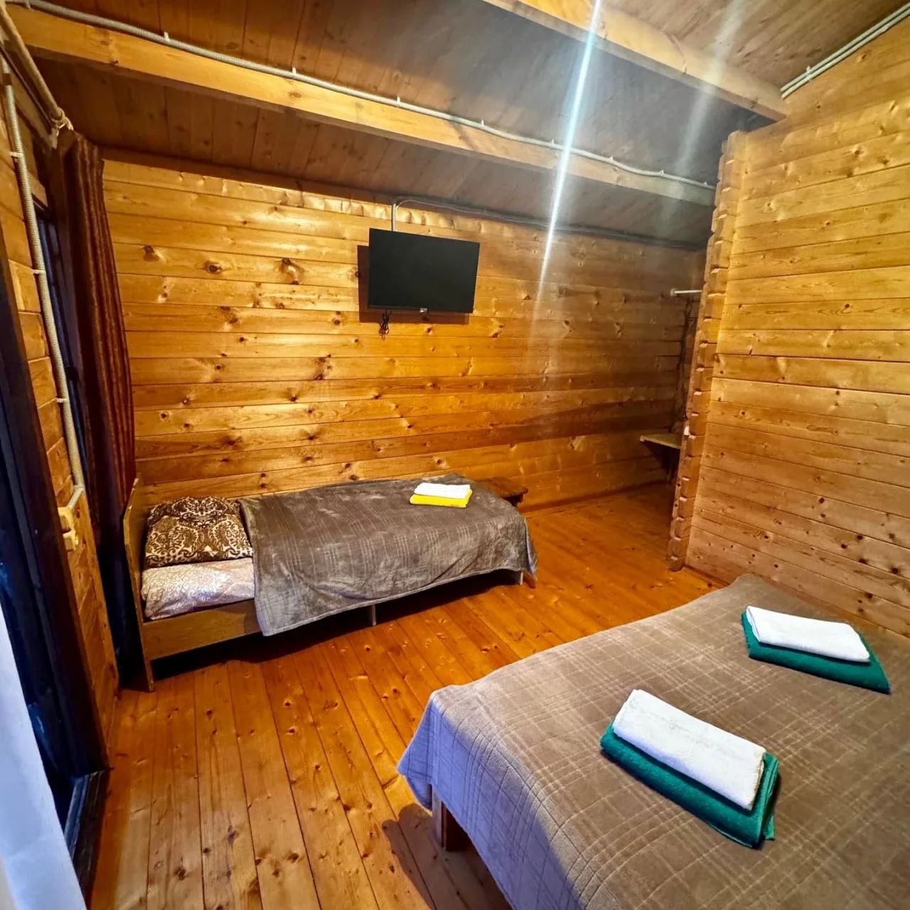 #АБХАЗИЯ #АЛАХАДЗЫ  Четырёхместный номер стандарт. В номере: двуспальная и односпальная кровати, кре