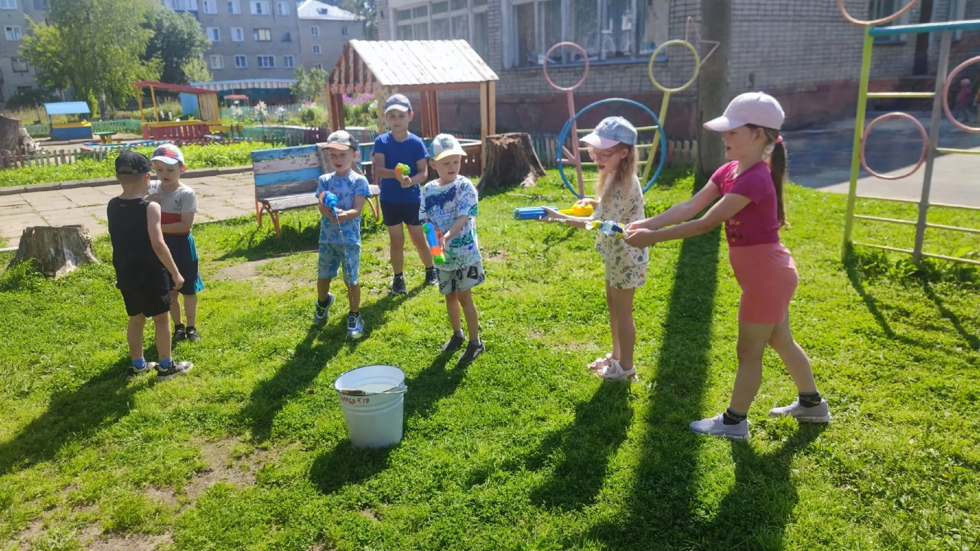 Водные баталии: польза и веселье в каждой капле! 🚰

Игра с водяными пистолетами — это не только увл