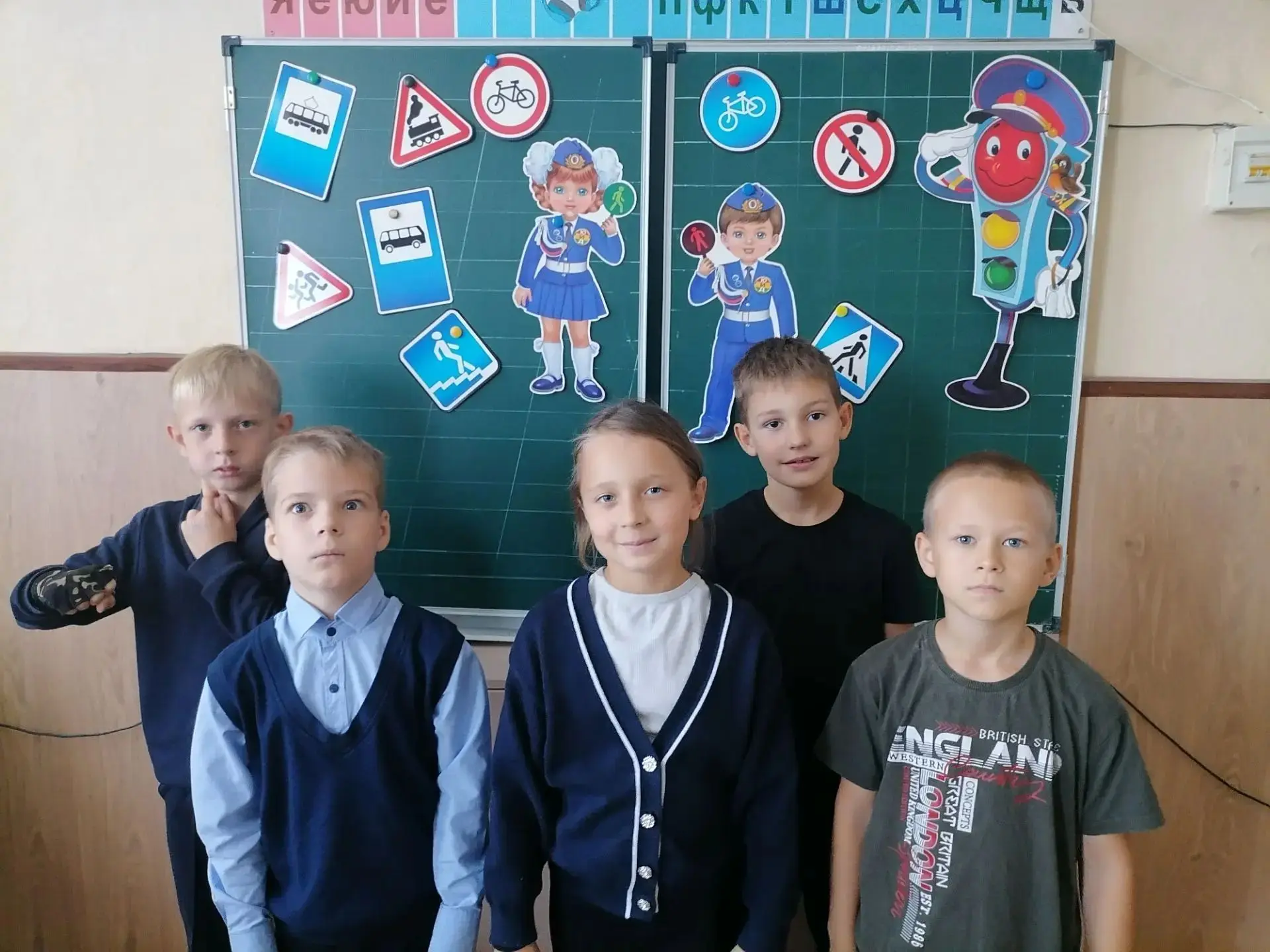 Сегодня во 2 классе прошел важный и полезный классный час на тему «Безопасные дороги» 🚦🚸