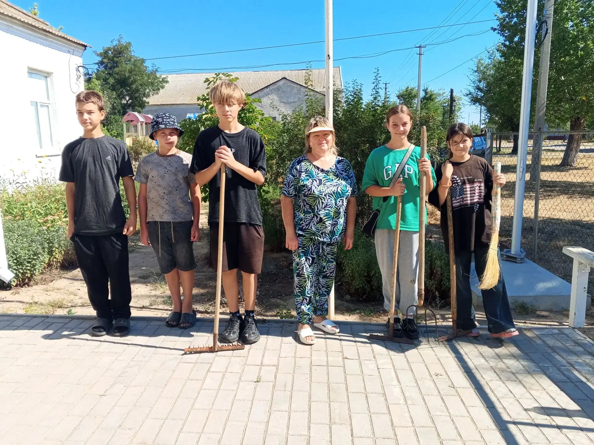 🎉 Старт третьей трудовой смены на пришкольном участке! 🎉