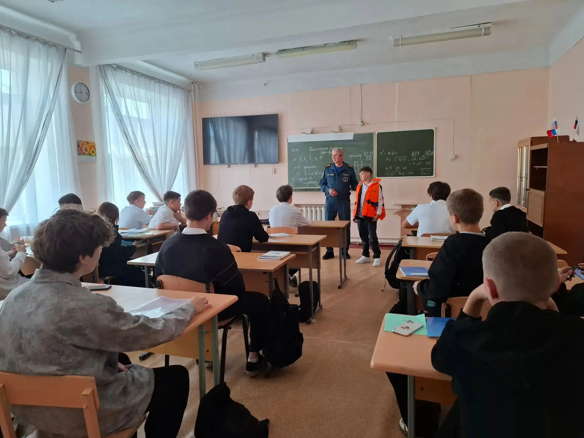 В нашей школе, в рамках месячника безопасности детей, проводятся полезные встречи с люд...