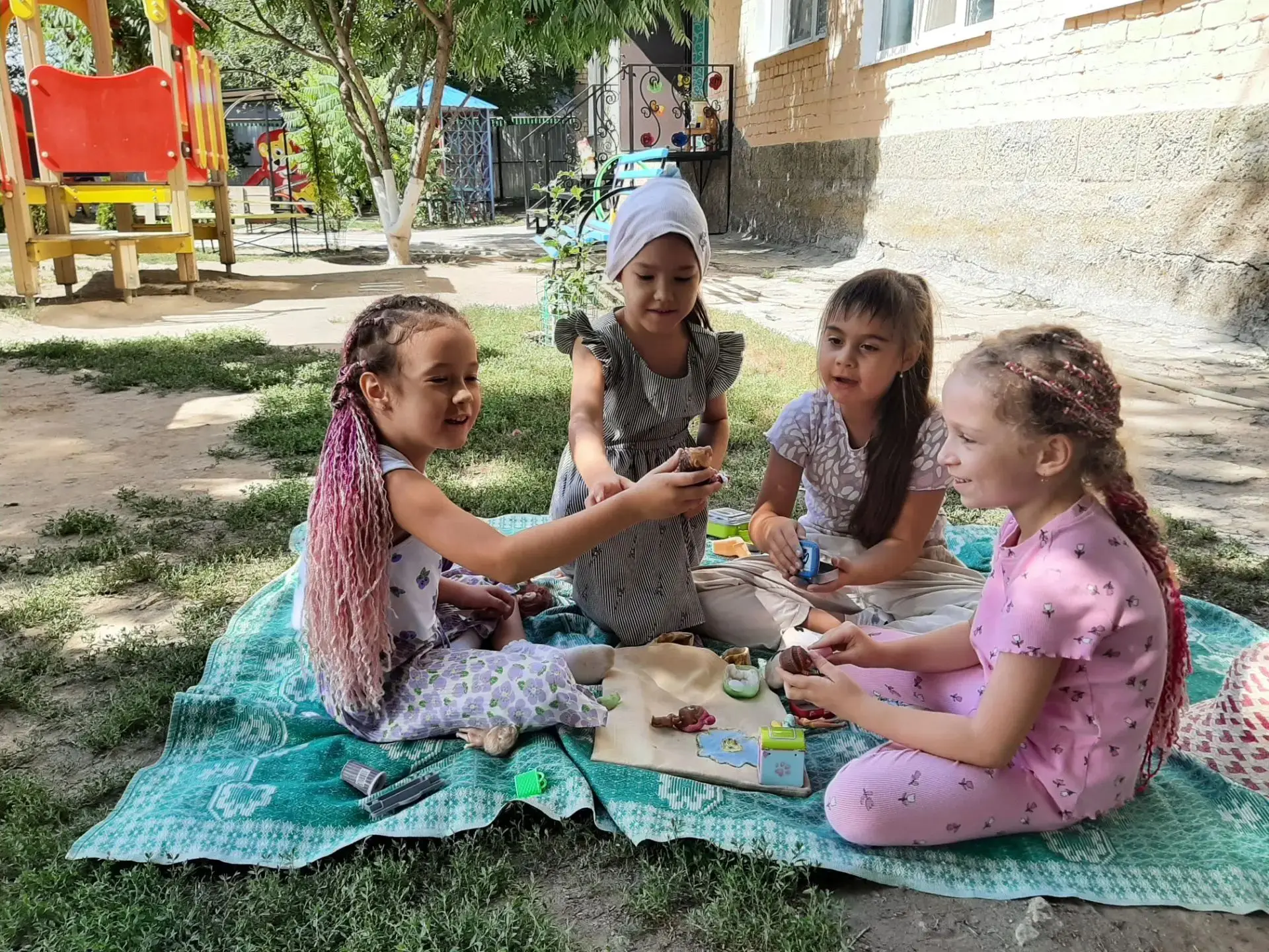 ☀️ Прогулка в детском саду — это всегда про радость, движение и новые открытия!🏃‍♂️ 😄