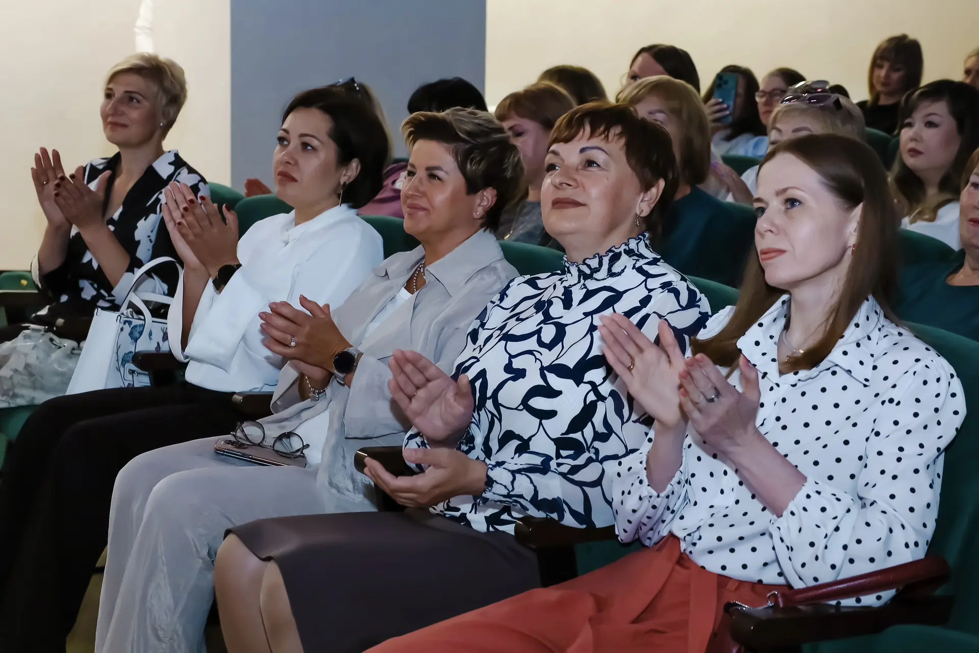 Сегодня мы чествуем людей, которые выбрали своим призванием помощь тем, кто в ней нужда...