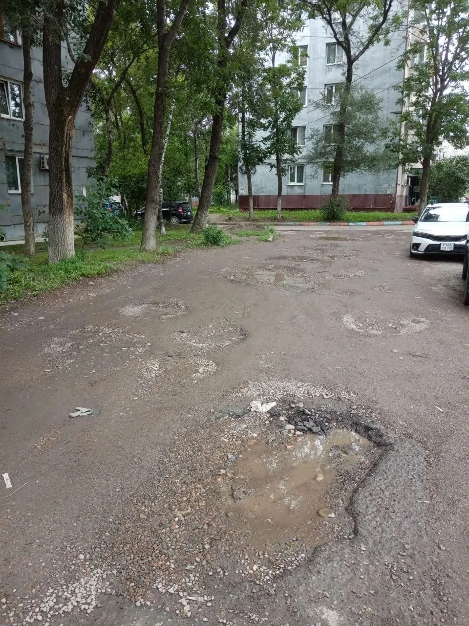 🗣️От подписчика:
Здравствуйте, Админ
Заезд и выезд во двор,  Комсомольская 55, за магазином "Мир тк