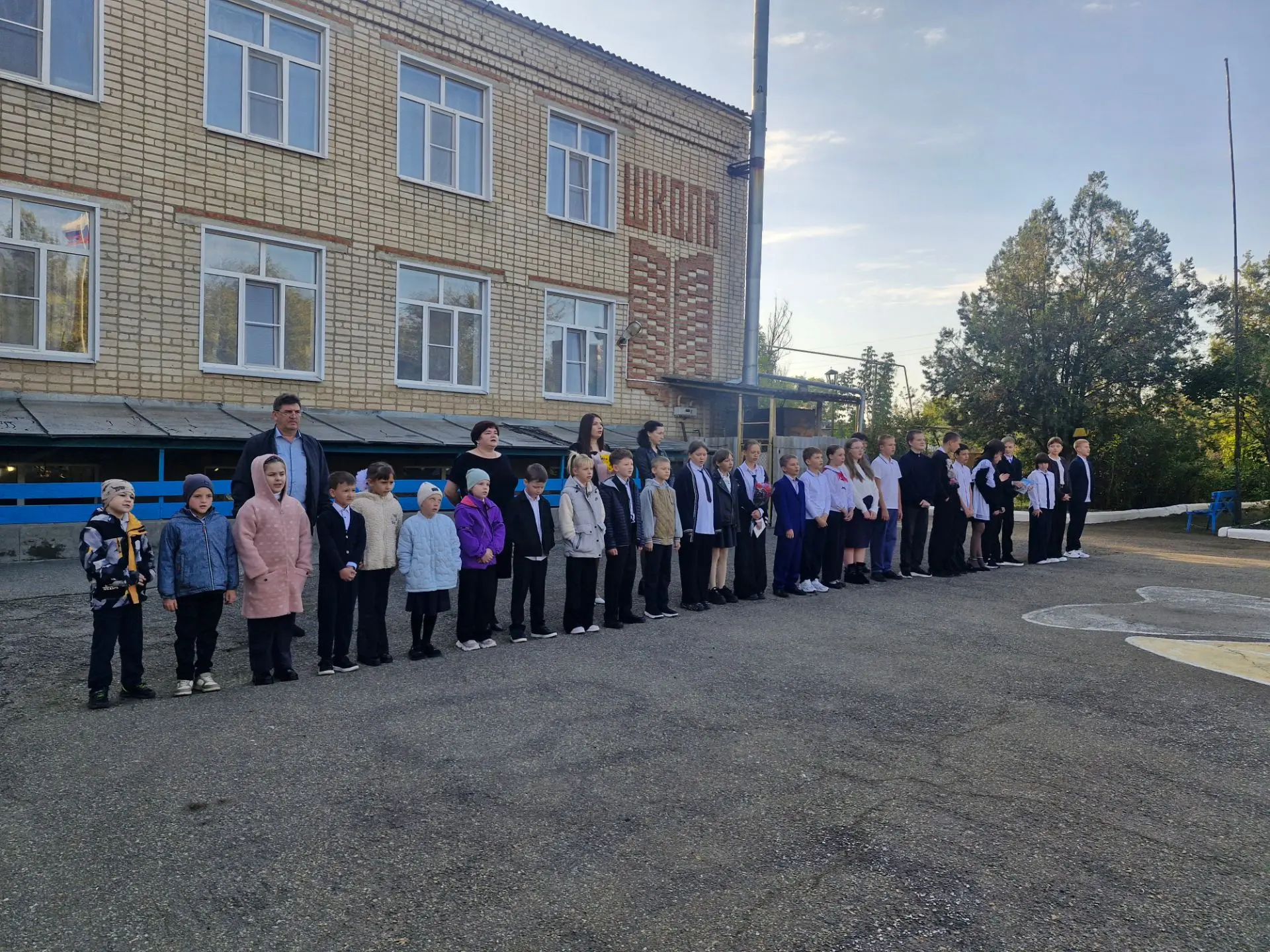 Сегодня в нашей школе состоялась традиционная линейка с поднятием Государственного флаг...