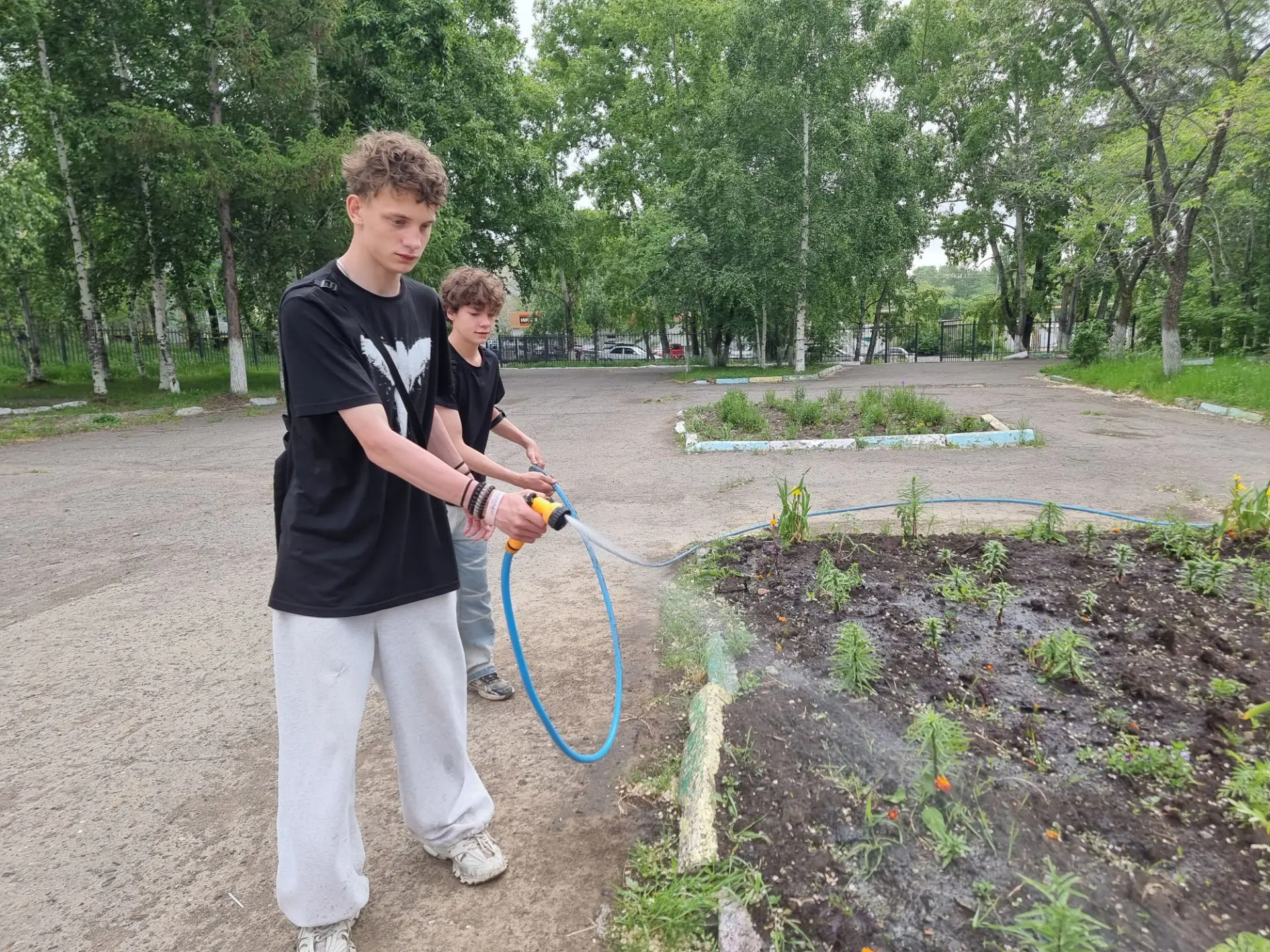 КАНИКУЛЫ С ПОЛЬЗОЙ проводят обучающиеся - члены школьной трудовой бригады. Они помогают в уходе за ш