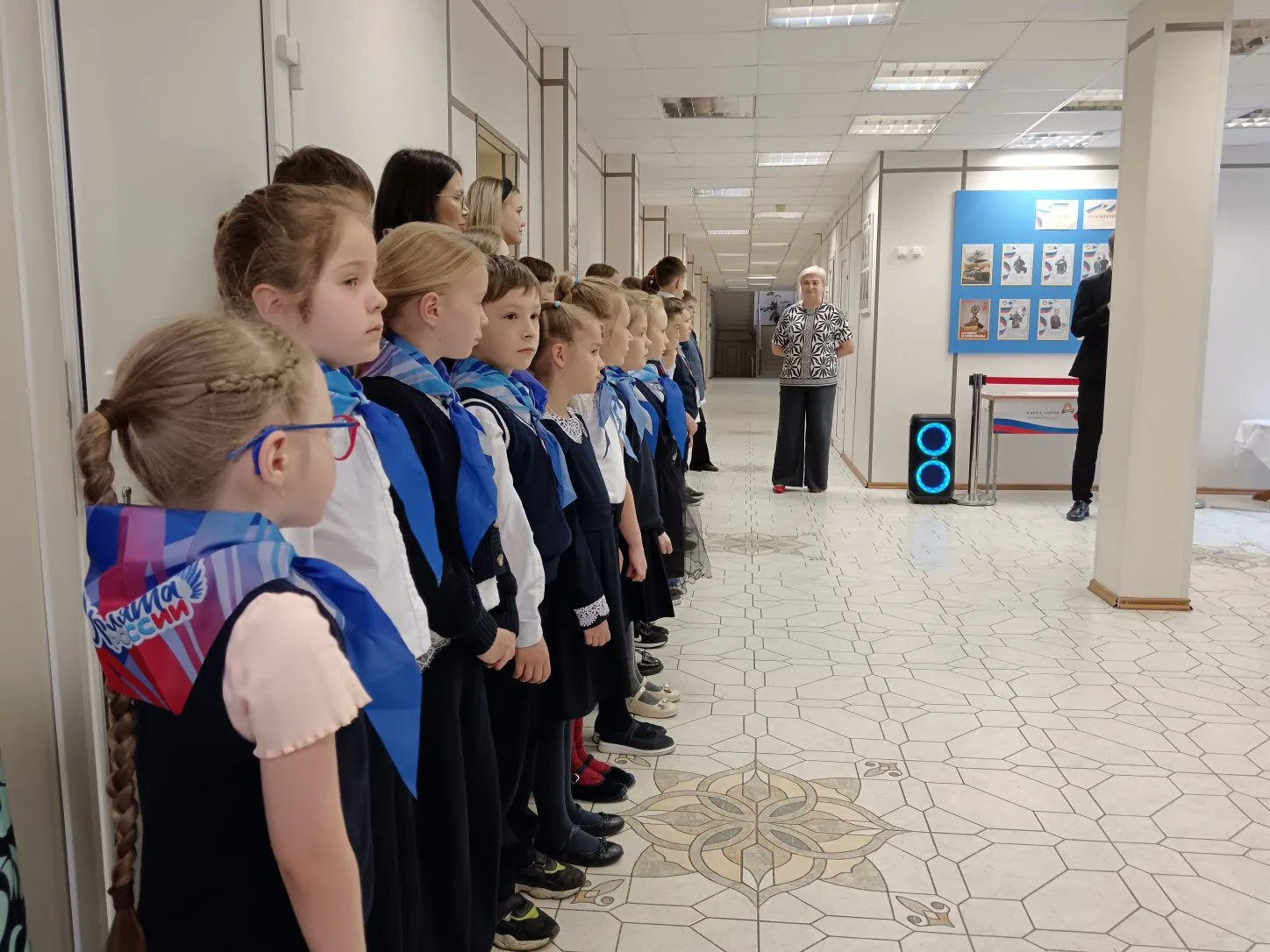 Последняя линейка на двух площадках: флаг, гимн и финишная прямая перед каникулами 😎   Сегодня в наш