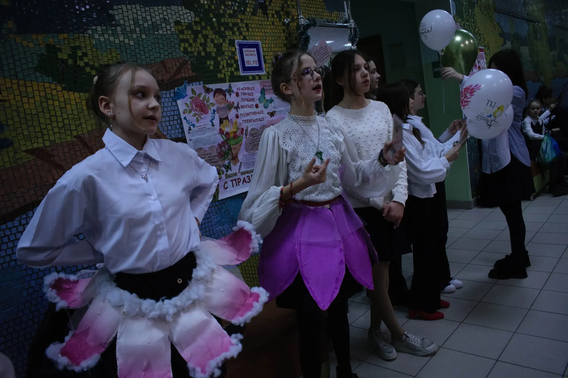💐 ВЕСНА В НАШЕЙ ШКОЛЕ — ПОЗДРАВЛЕНИЕ ДЛЯ ЖЕНЩИН!  ☀️ Сегодня активисты нашей школы устроили тёплое и