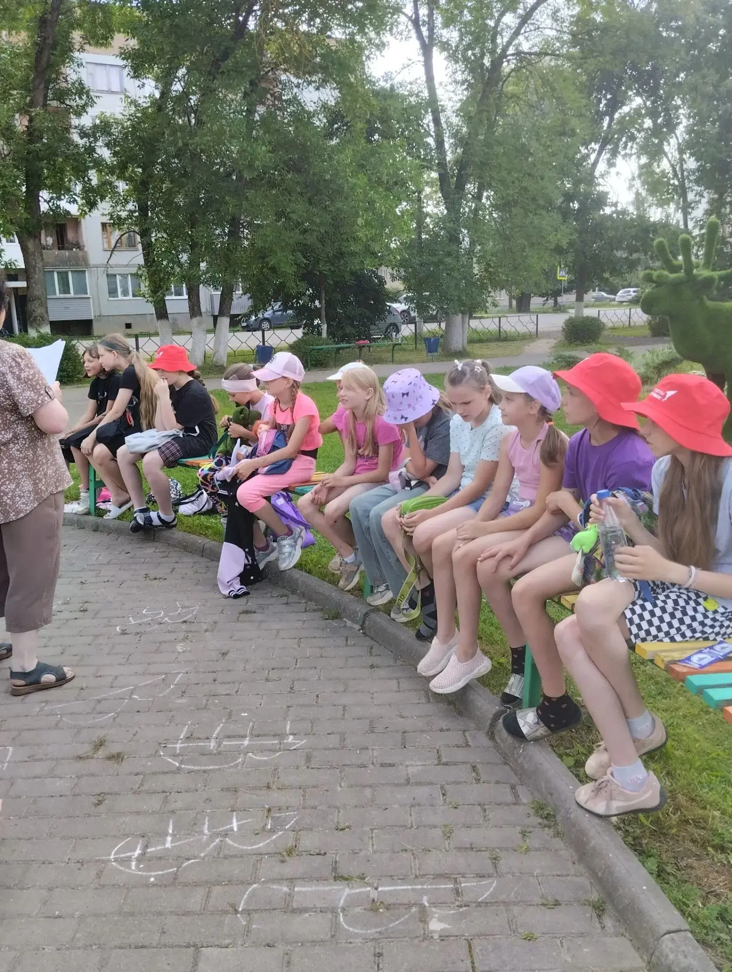 Новая неделя в нашем лагере началась бодро и сказочно! ✨

День стартовал с общего построения отрядов