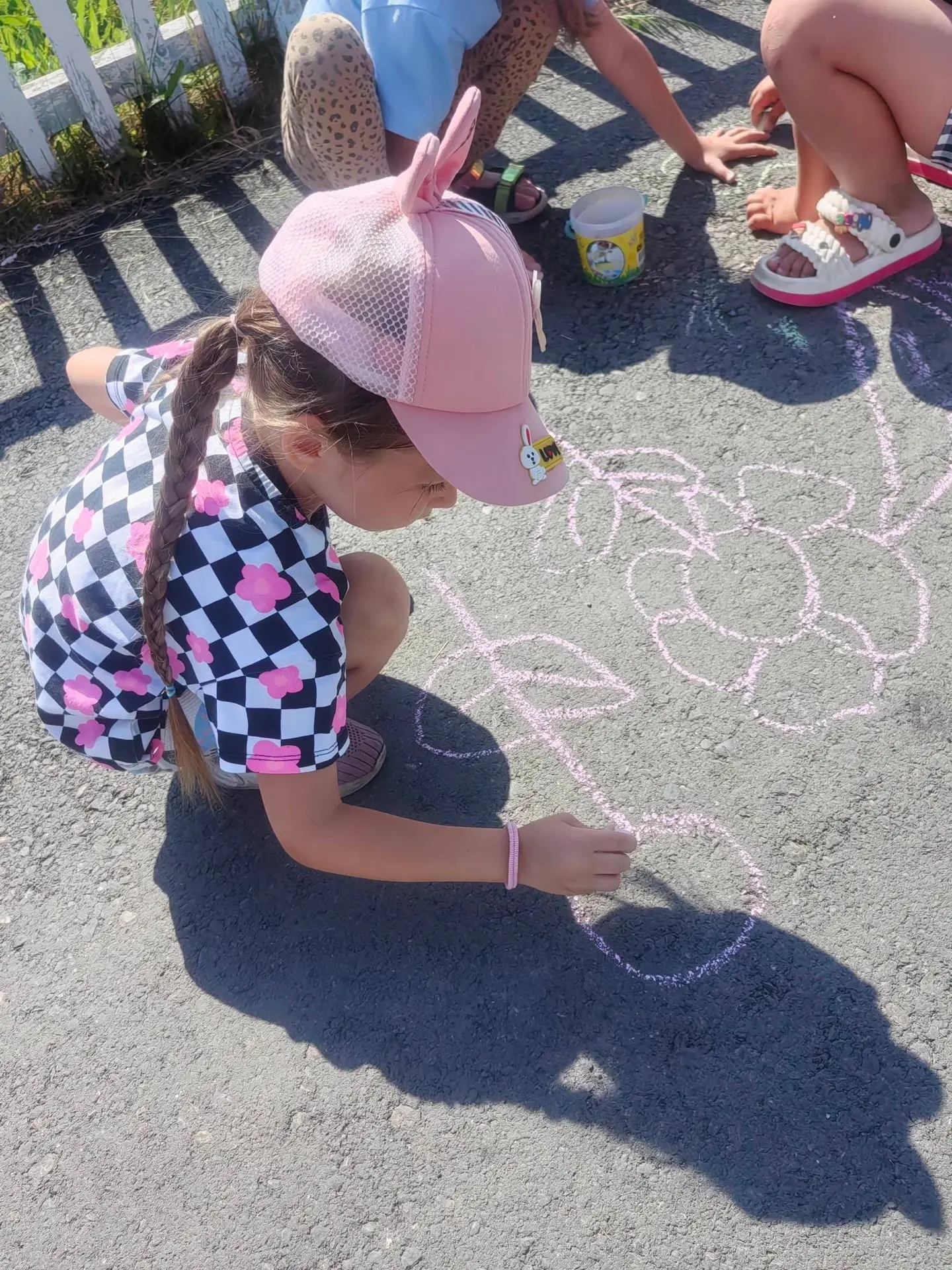 🎨 Всемирный день рисования на асфальте — отличный повод дать волю фантазии! 🌈
Прогулки на улице — 